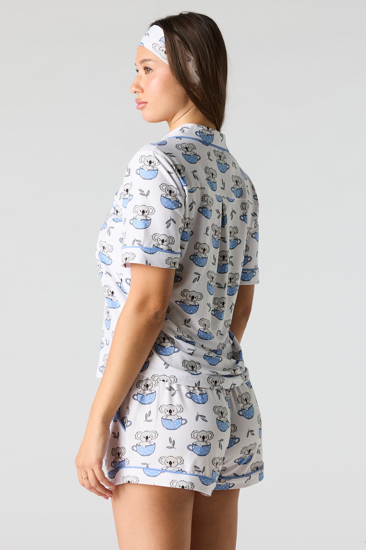 Vue alternative 2. Ensemble pyjama avec haut boutonné imprimé et short