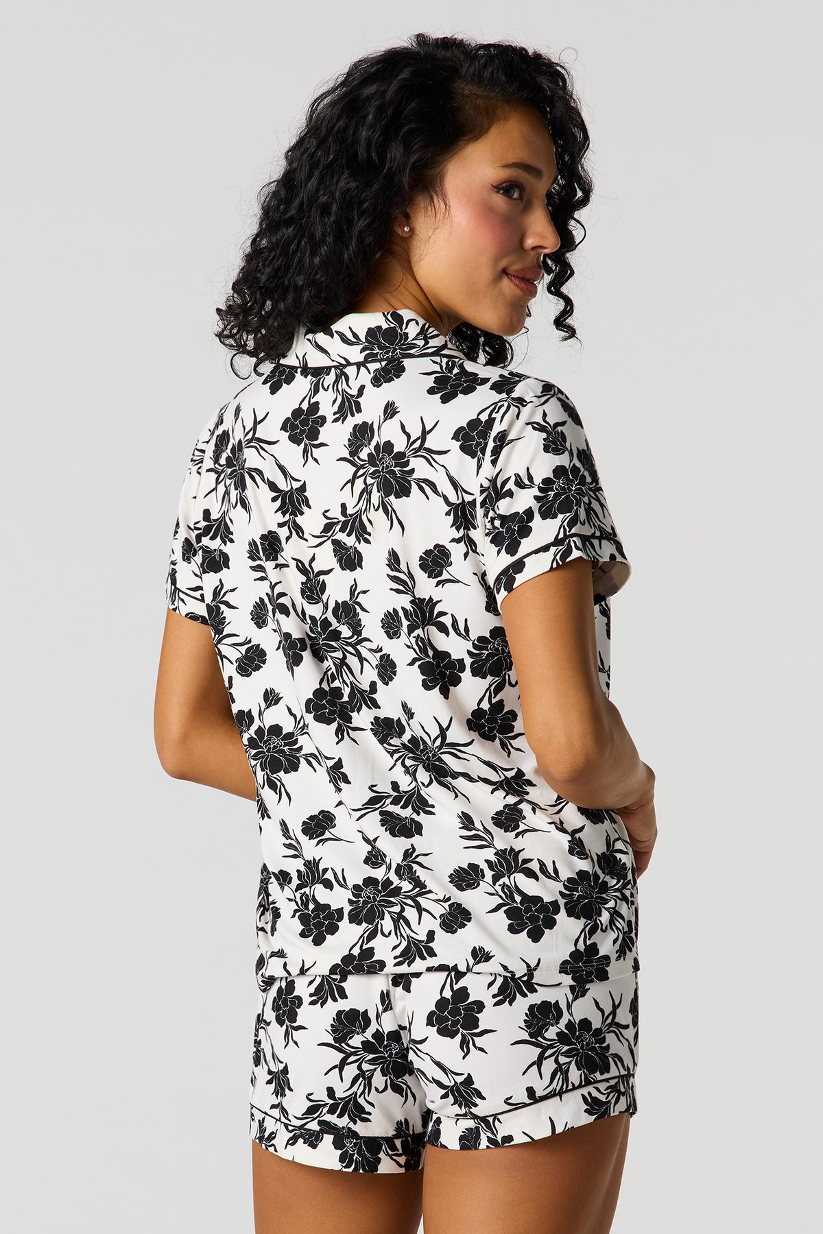 Vue alternative 2. Ensemble pyjama avec haut boutonné doux et short