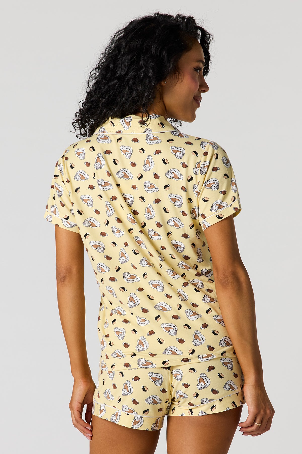Vue alternative 2. Ensemble pyjama avec haut boutonné doux et short
