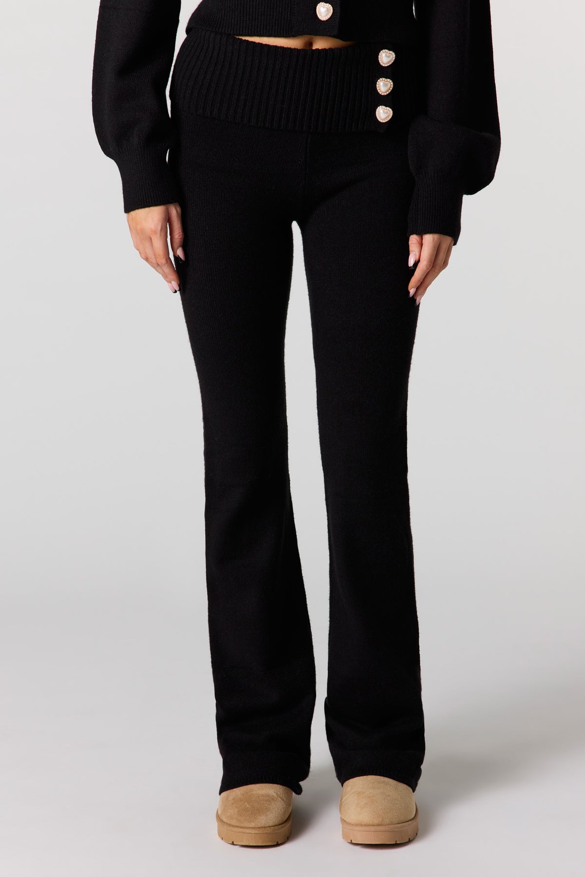 Vue alternative 2. Pantalon à jambe évasée en tricot confortable avec taille boutonnée repliée
