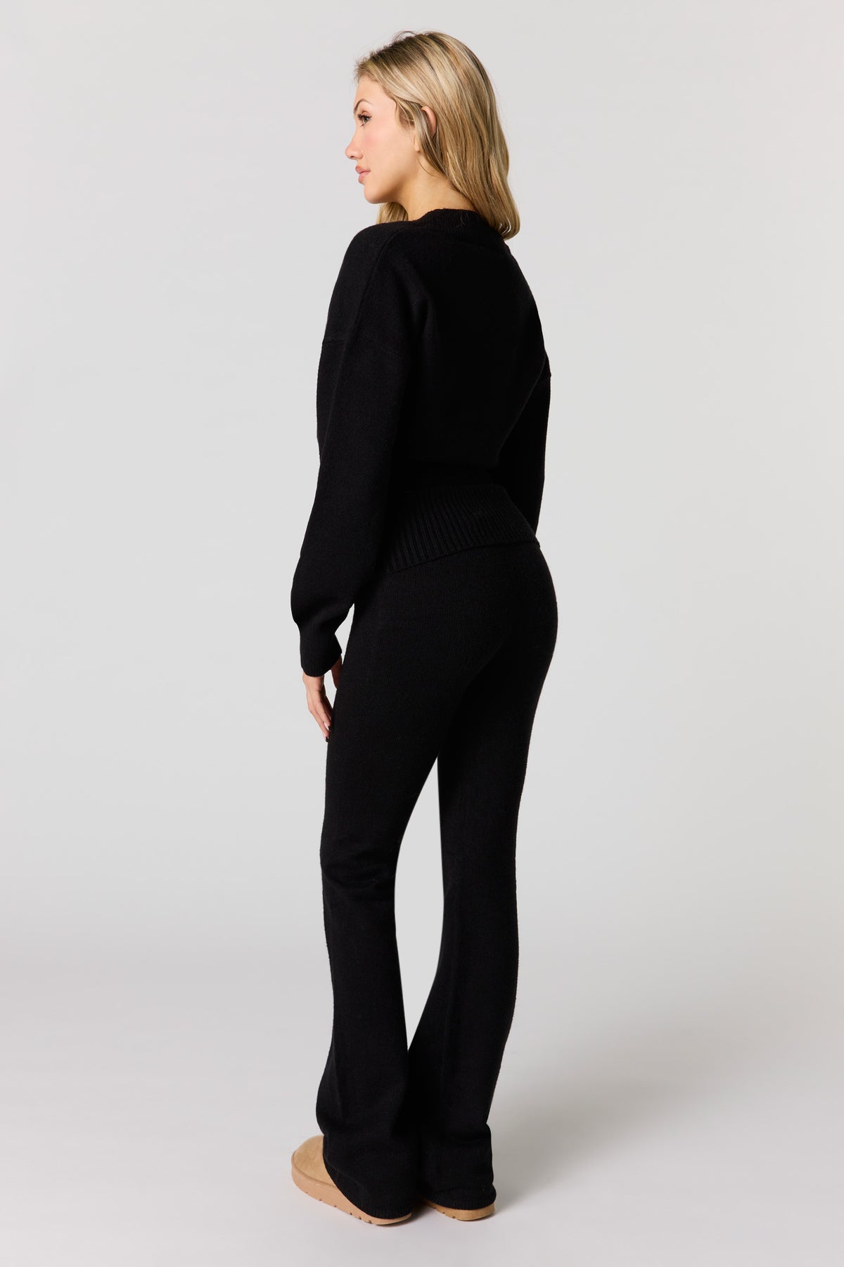 Vue alternative 3. Pantalon à jambe évasée en tricot confortable avec taille boutonnée repliée