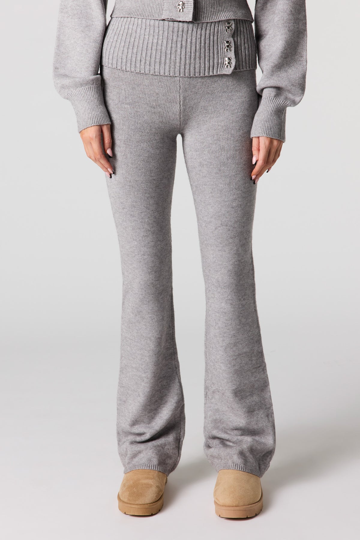 Vue alternative 2. Pantalon à jambe évasée en tricot confortable avec taille boutonnée repliée