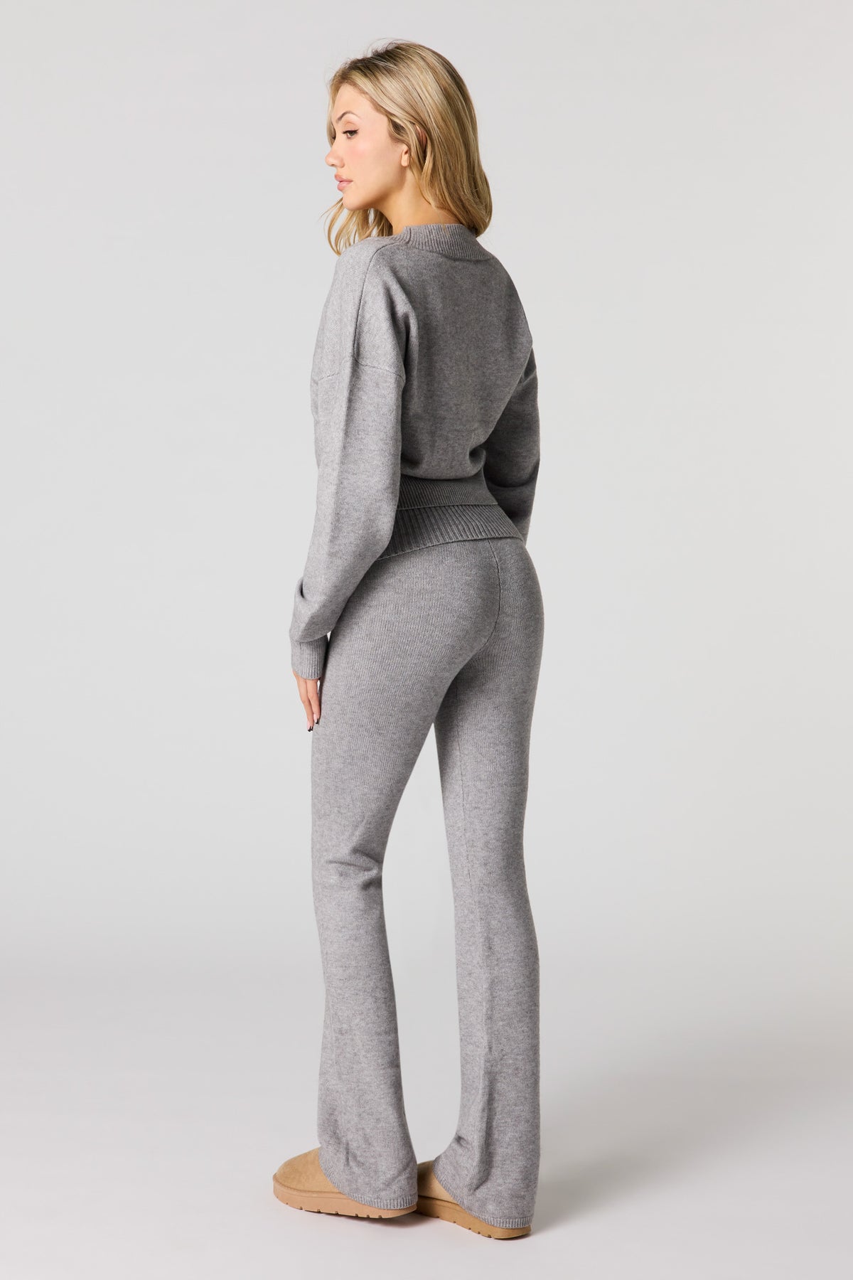 Vue alternative 3. Pantalon à jambe évasée en tricot confortable avec taille boutonnée repliée
