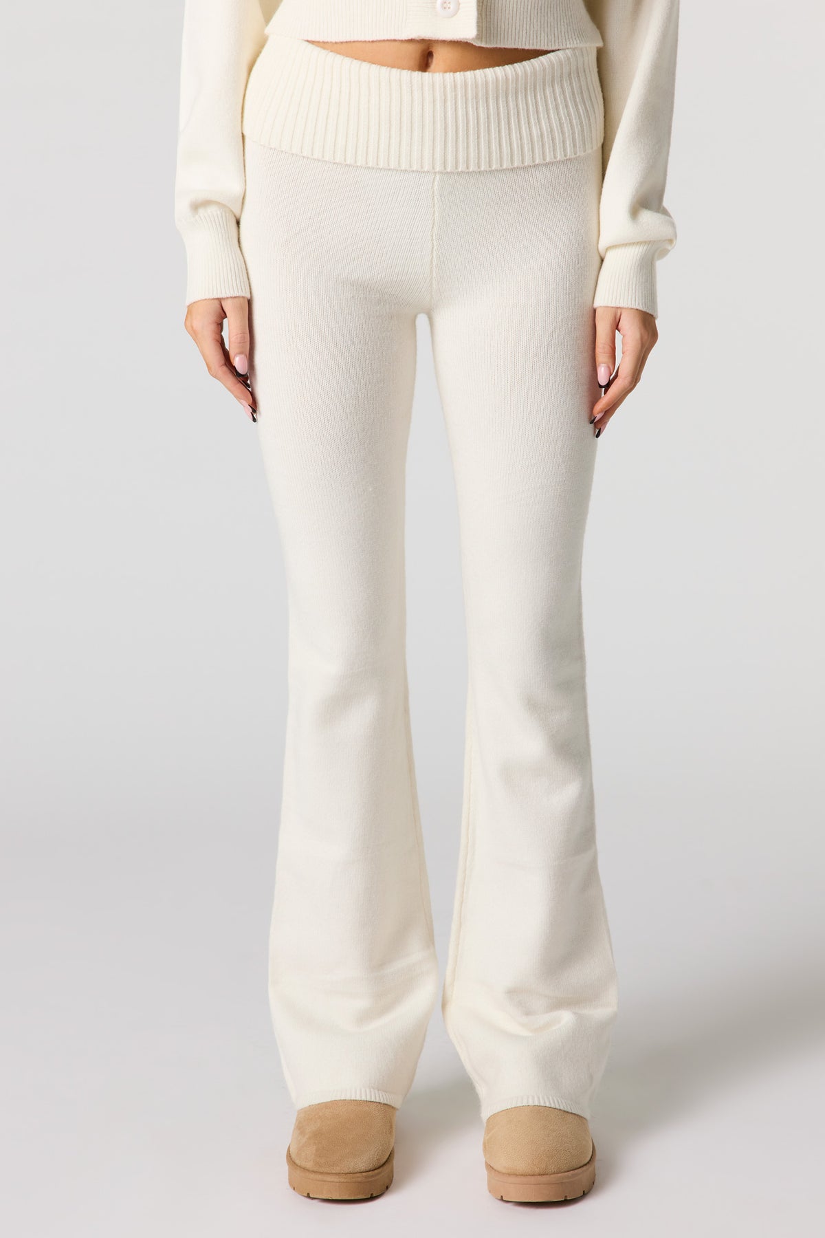 Vue alternative 2. Pantalon à jambe évasée en tricot confortable avec taille repliée