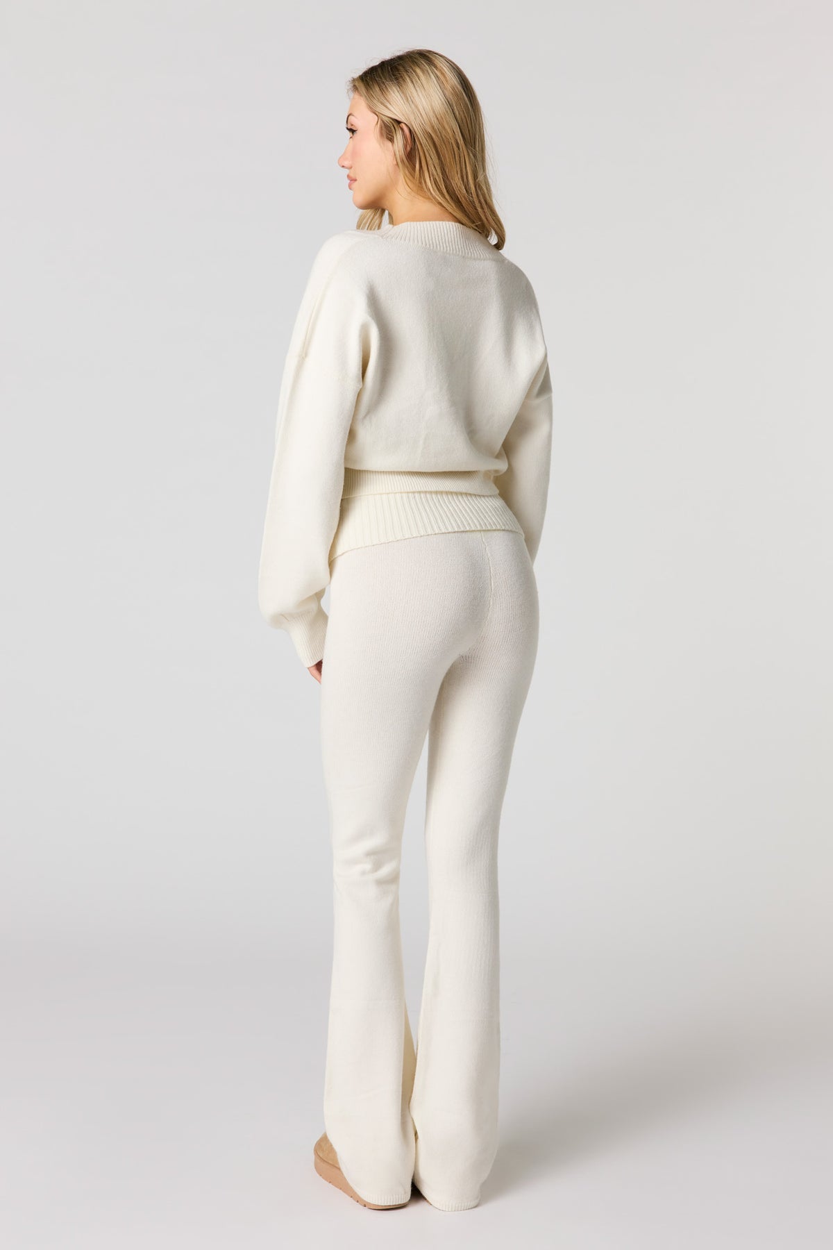Vue alternative 3. Pantalon à jambe évasée en tricot confortable avec taille repliée