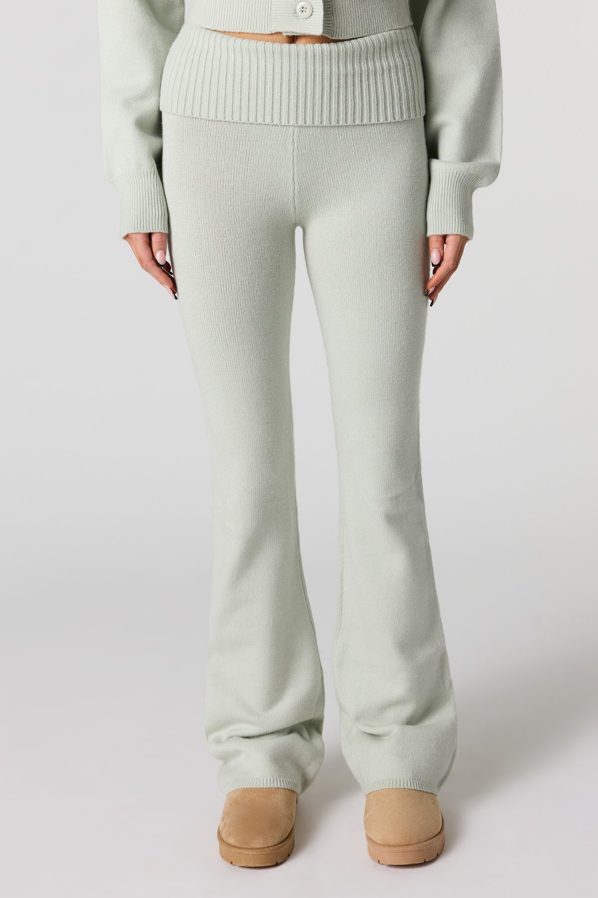 Vue alternative 2. Pantalon à jambe évasée en tricot confortable avec taille repliée