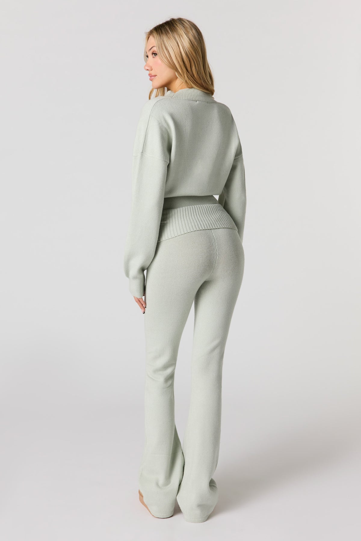 Vue alternative 3. Pantalon à jambe évasée en tricot confortable avec taille repliée