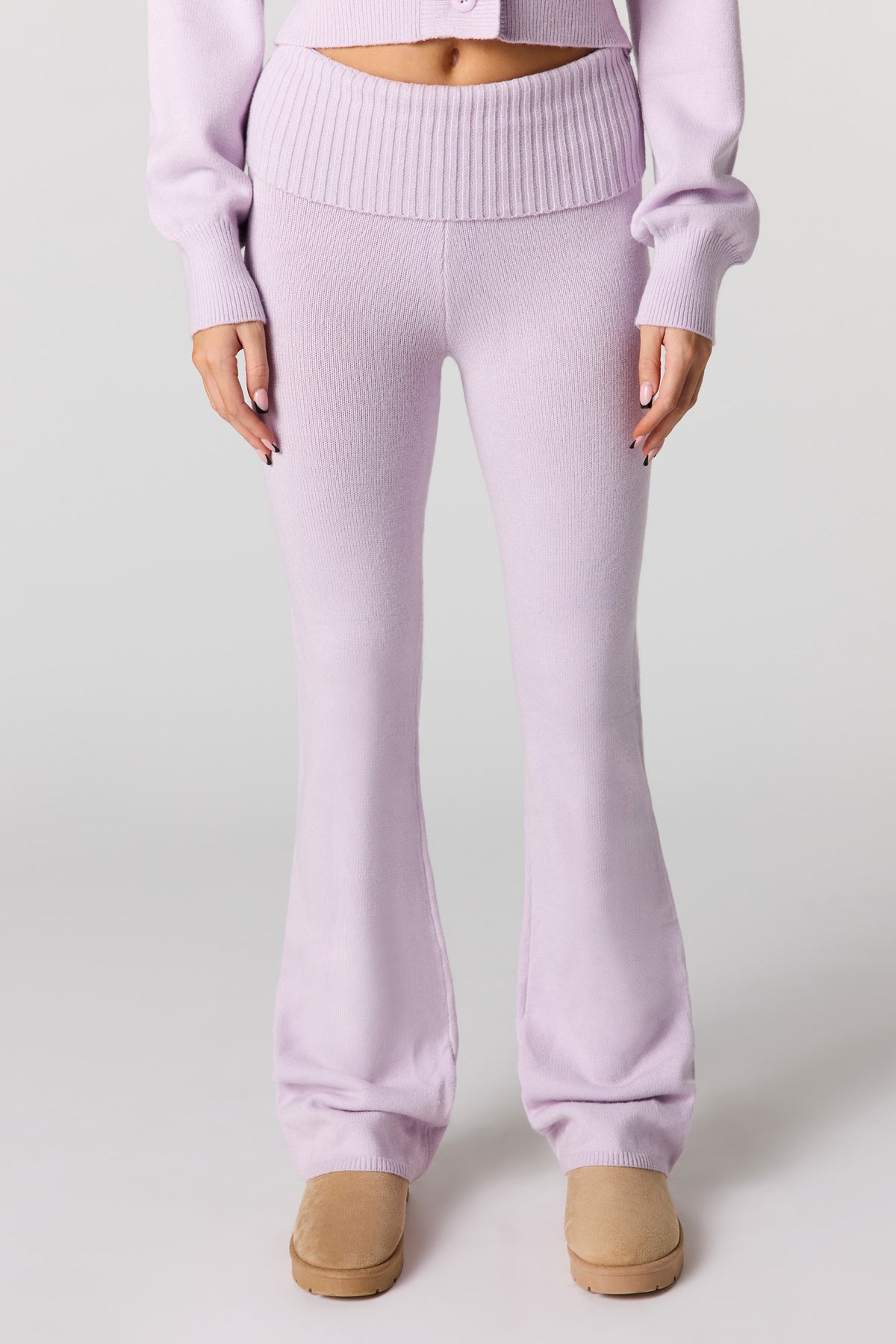 Vue alternative 2. Pantalon à jambe évasée en tricot confortable avec taille repliée