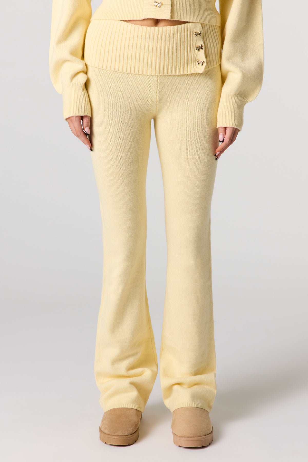 Vue alternative 2. Pantalon à jambe évasée en tricot confortable avec taille boutonnée repliée