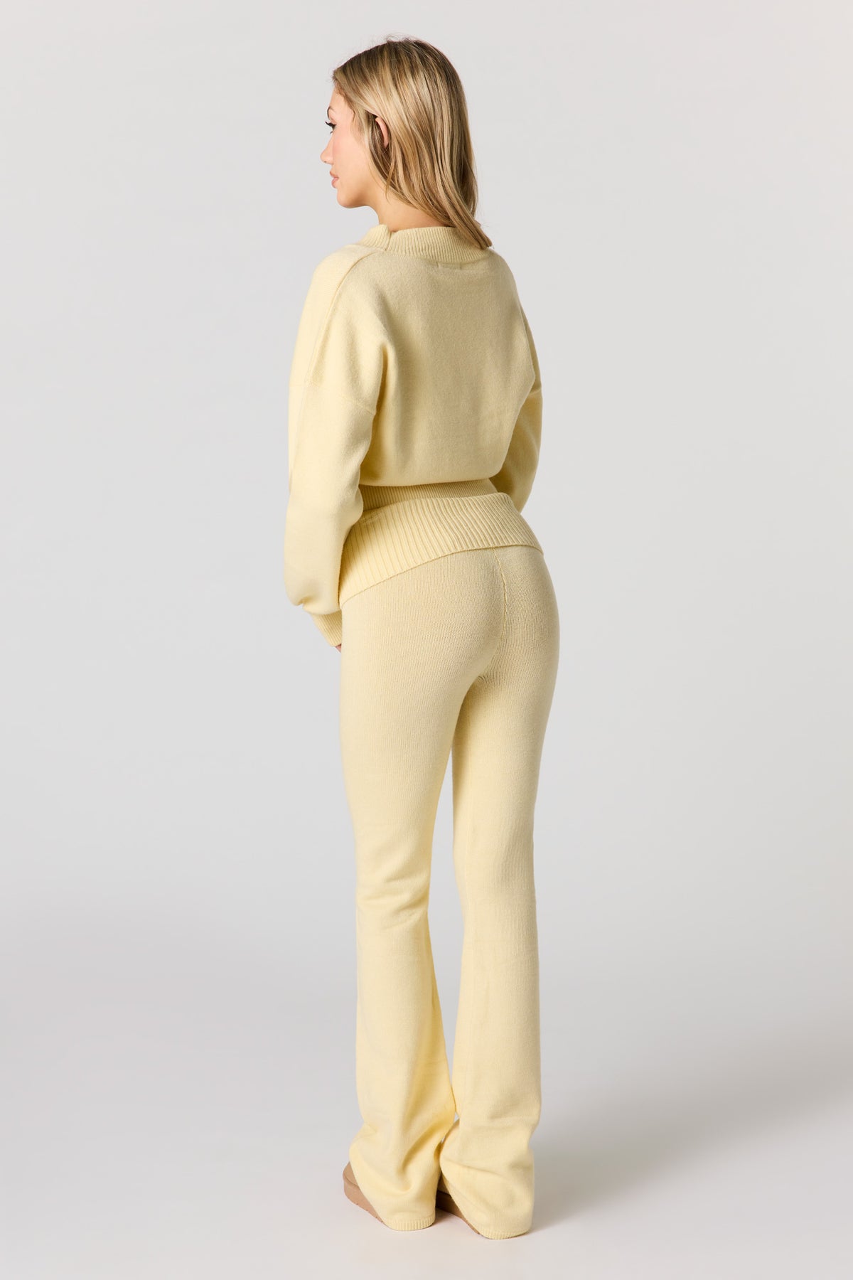 Vue alternative 3. Pantalon à jambe évasée en tricot confortable avec taille boutonnée repliée