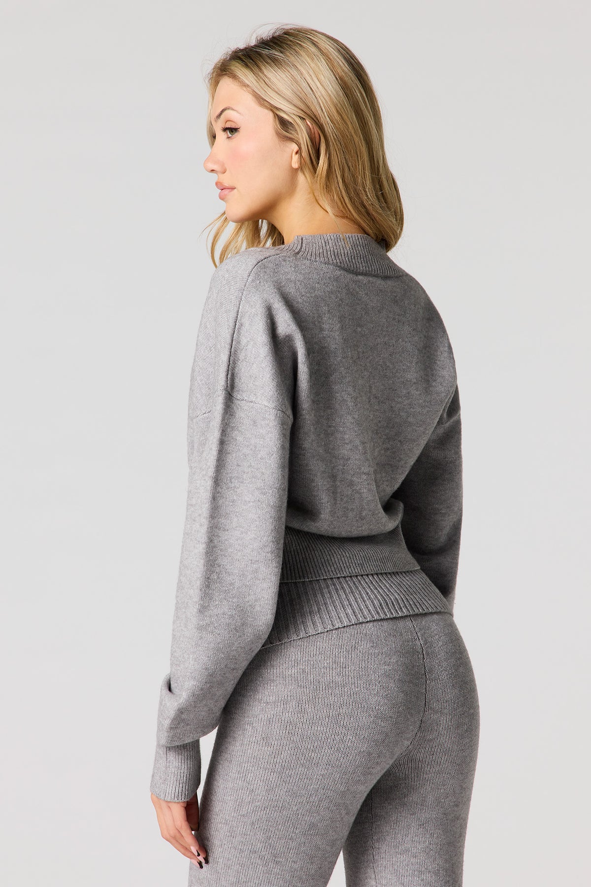 Vue alternative 2. Cardigan boutonné en tricot confortable à encolure en V
