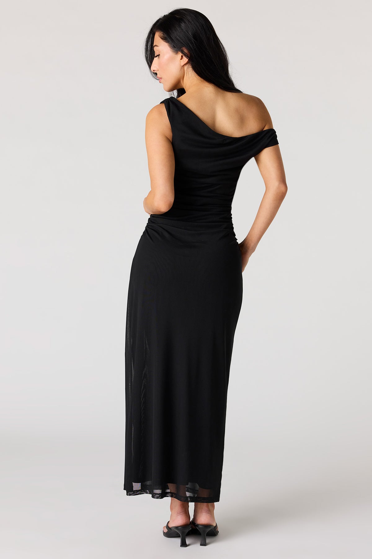 Vue alternative 6. Robe maxi en filet ruché asymétrique