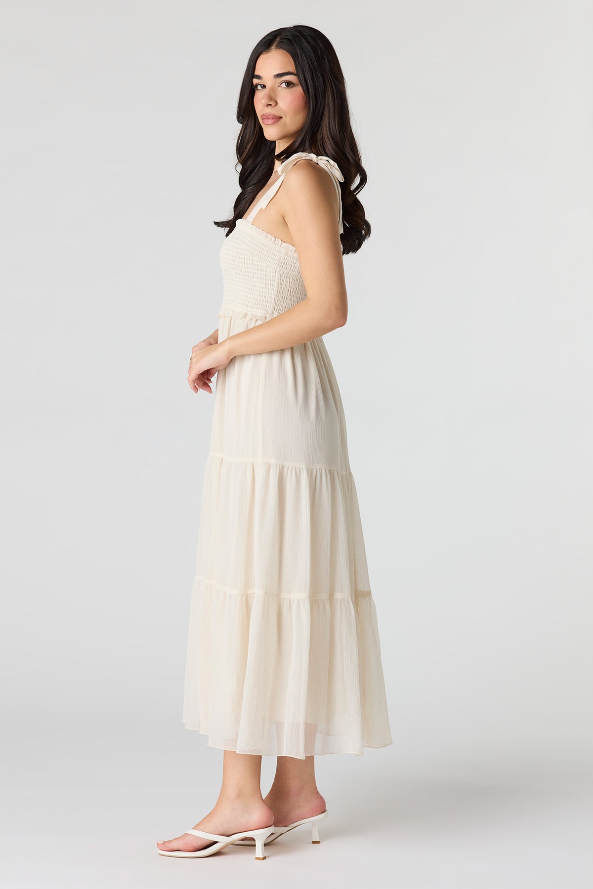 Vue alternative 2. Robe midi volantée smockée en chiffon