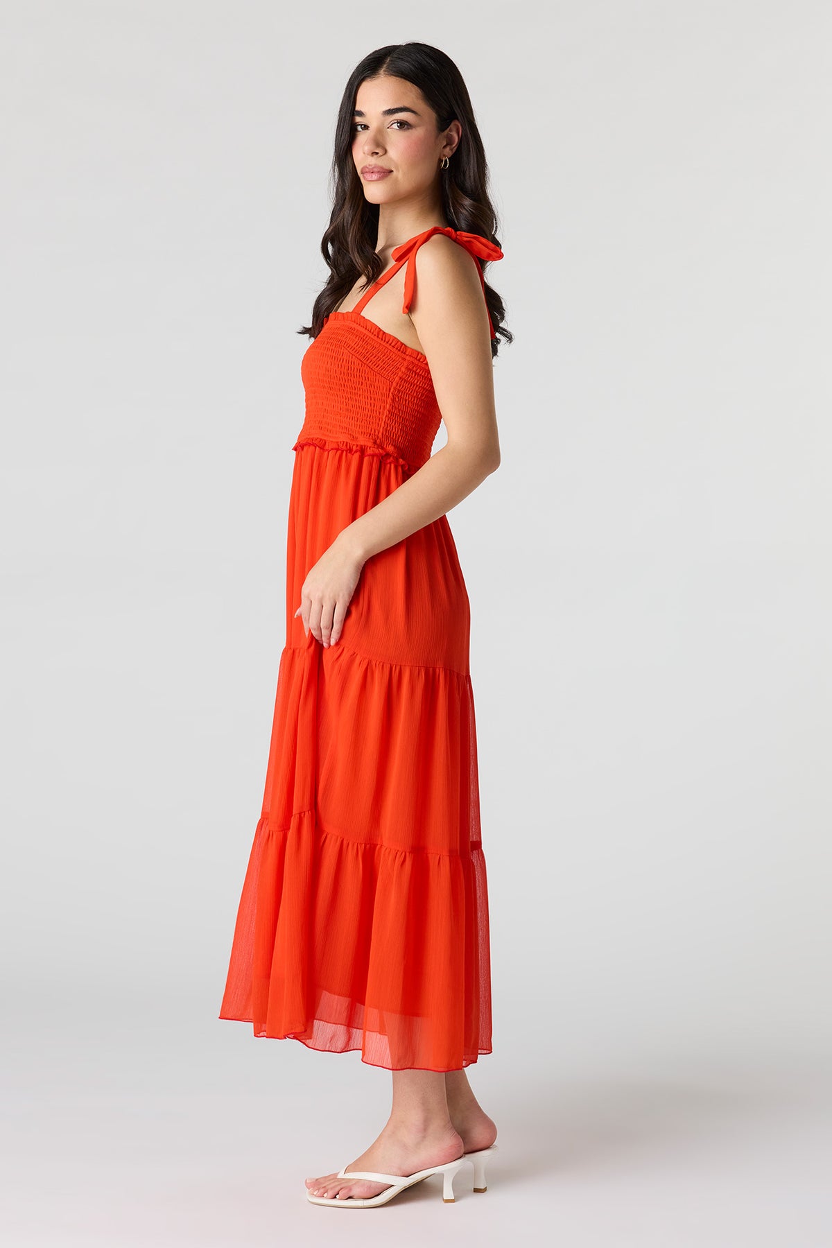 Vue alternative 2. Robe midi volantée smockée en chiffon