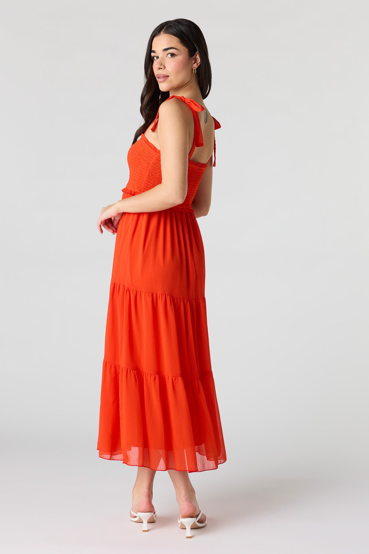 Vue alternative 3. Robe midi volantée smockée en chiffon