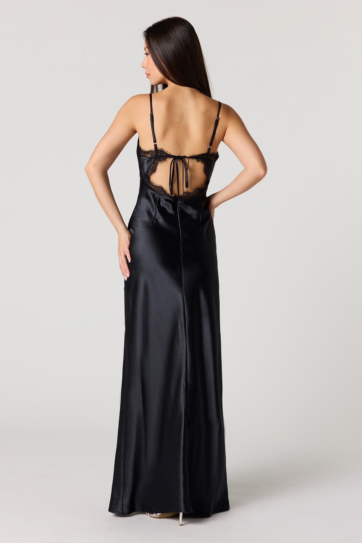 Vue alternative 9. Robe maxi en satin à col châle