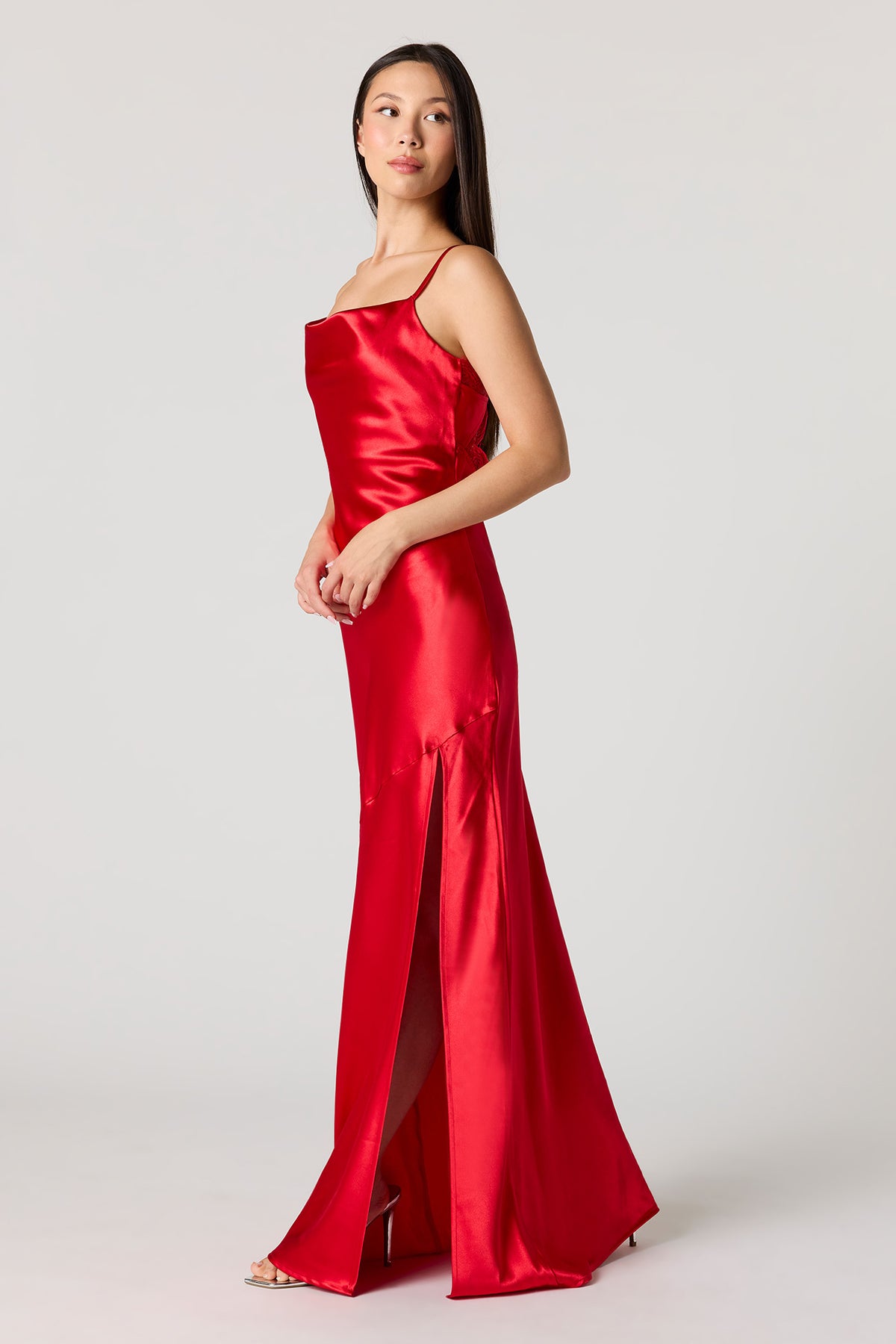 Vue alternative 2. Robe maxi en satin à col châle