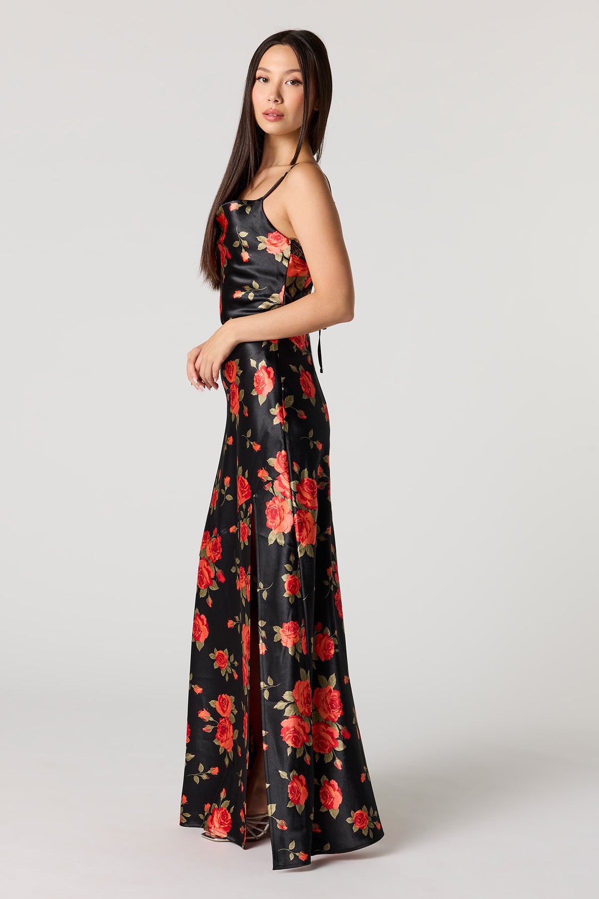 Vue alternative 2. Robe maxi en satin à col châle