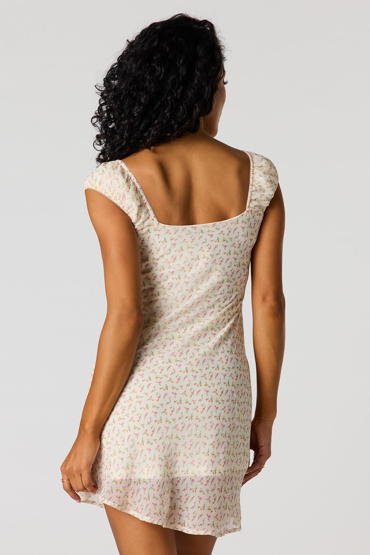 Vue alternative 2. Minirobe fleurie en chiffon