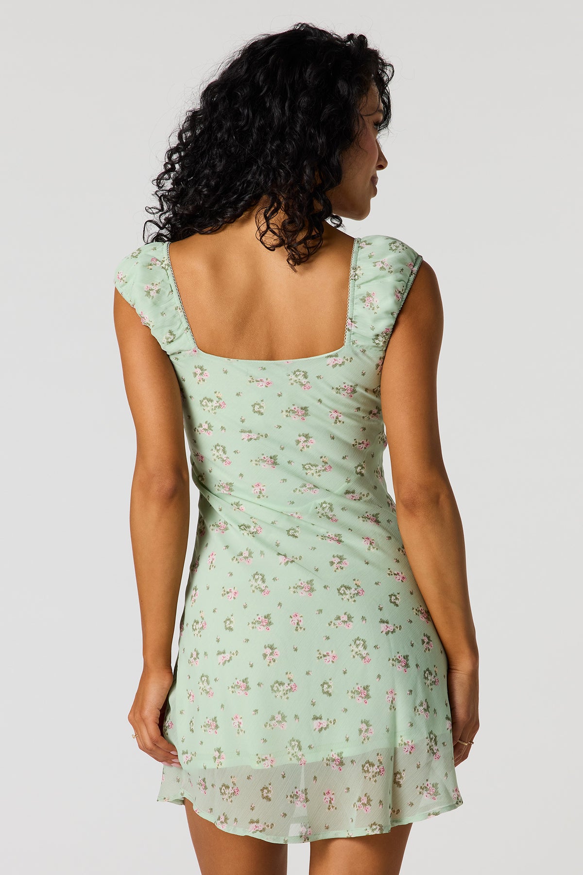 Vue alternative 2. Minirobe fleurie en chiffon