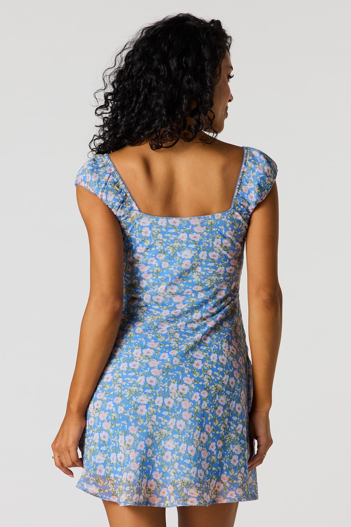 Vue alternative 2. Minirobe fleurie en chiffon