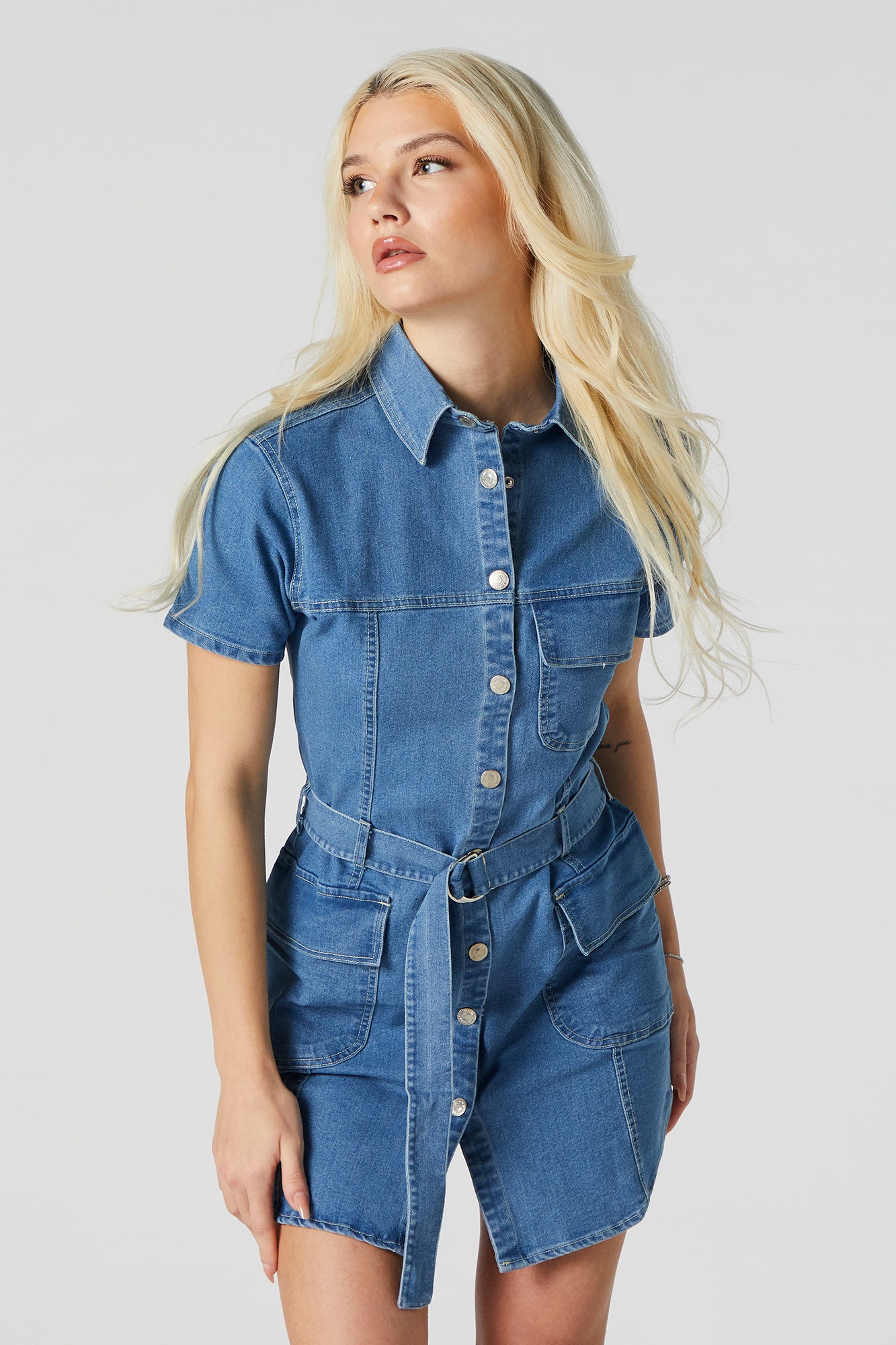 Minirobe boutonnée en bleu denim avec col – Urban Planet