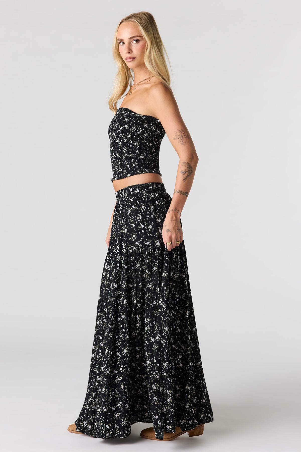 Alt View 2. Textured Tiered Maxi Skirt - Black