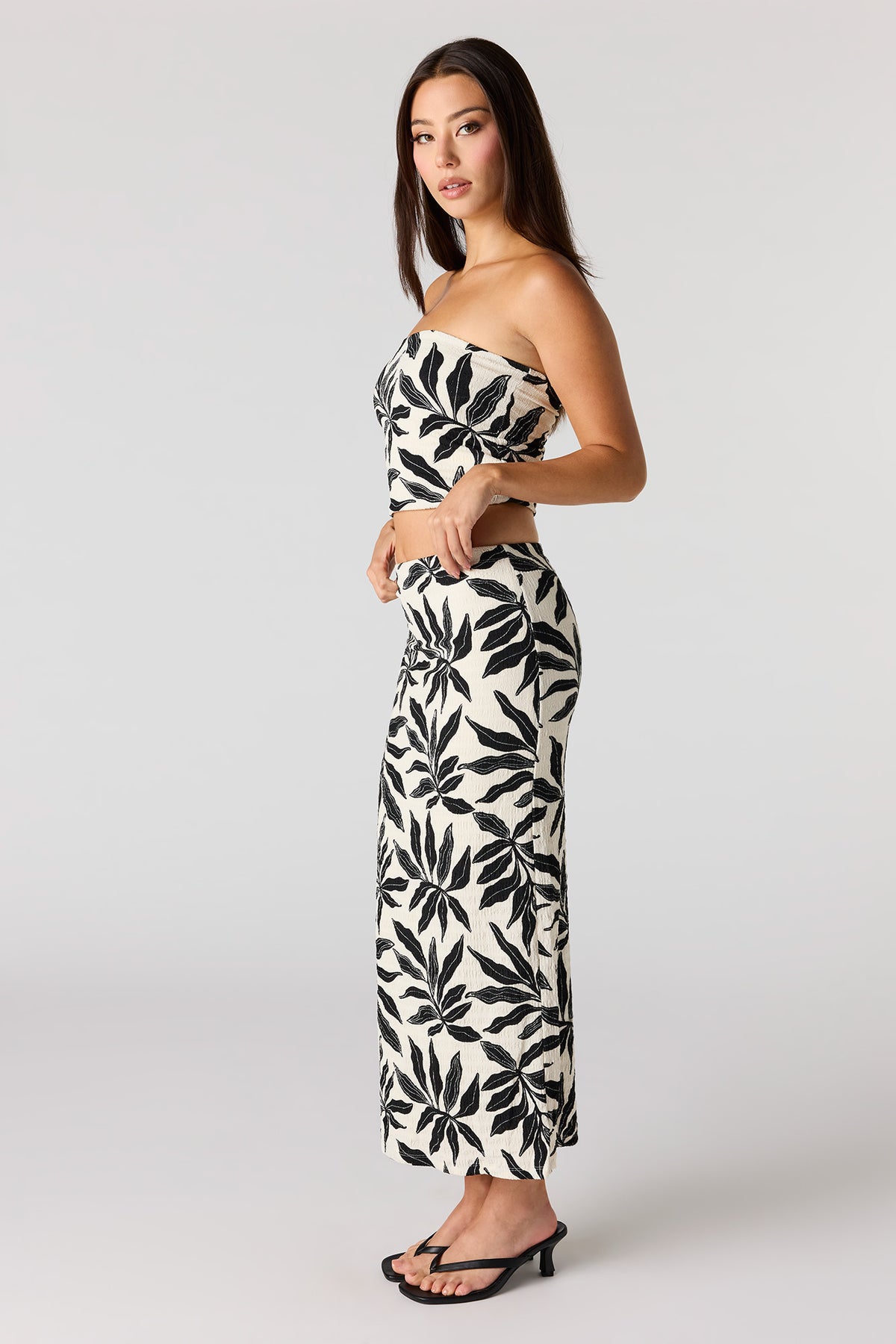 Alt View 2. Textured Maxi Skirt - Black with White