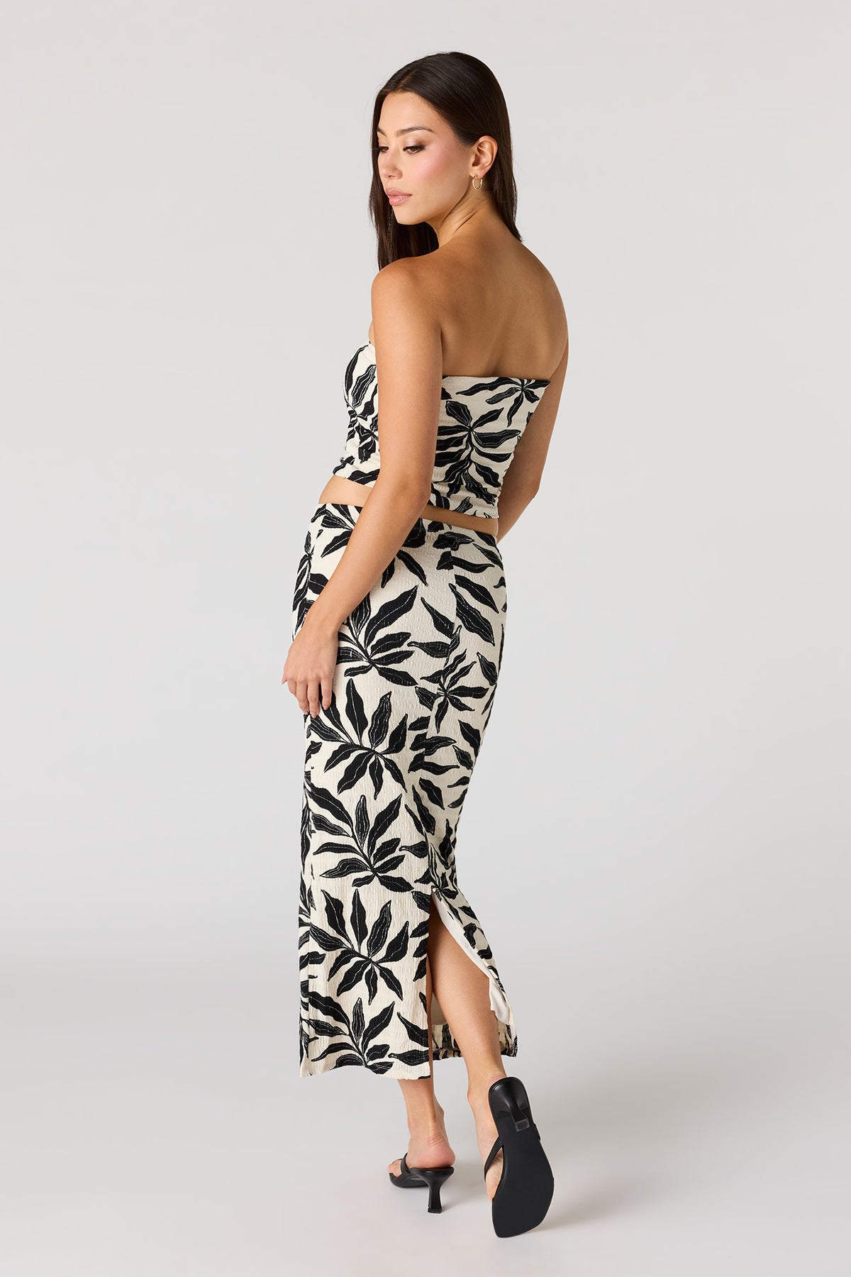 Alt View 3. Textured Maxi Skirt - Black with White