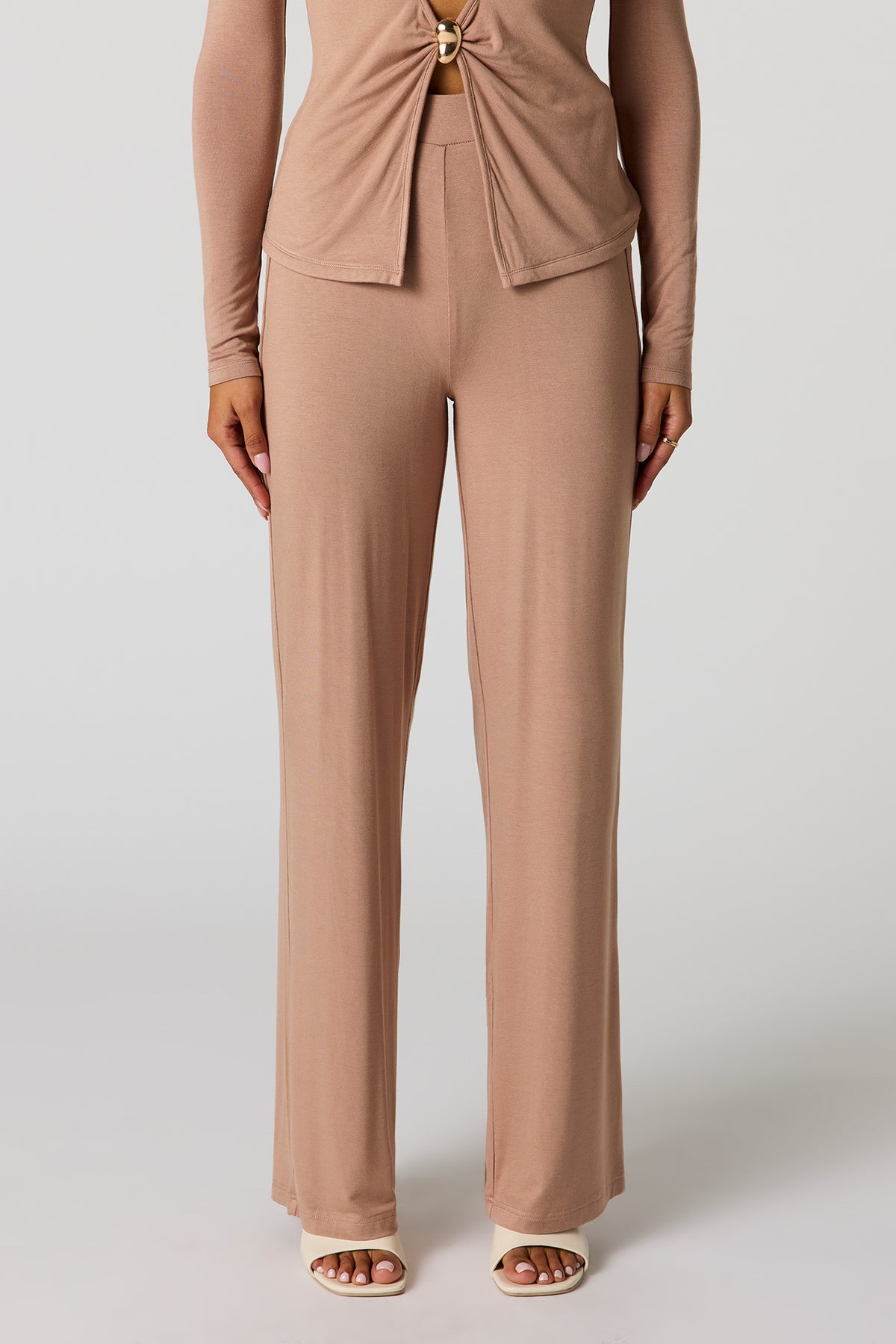 Vue alternative 2. Pantalon à jambe large et taille haute