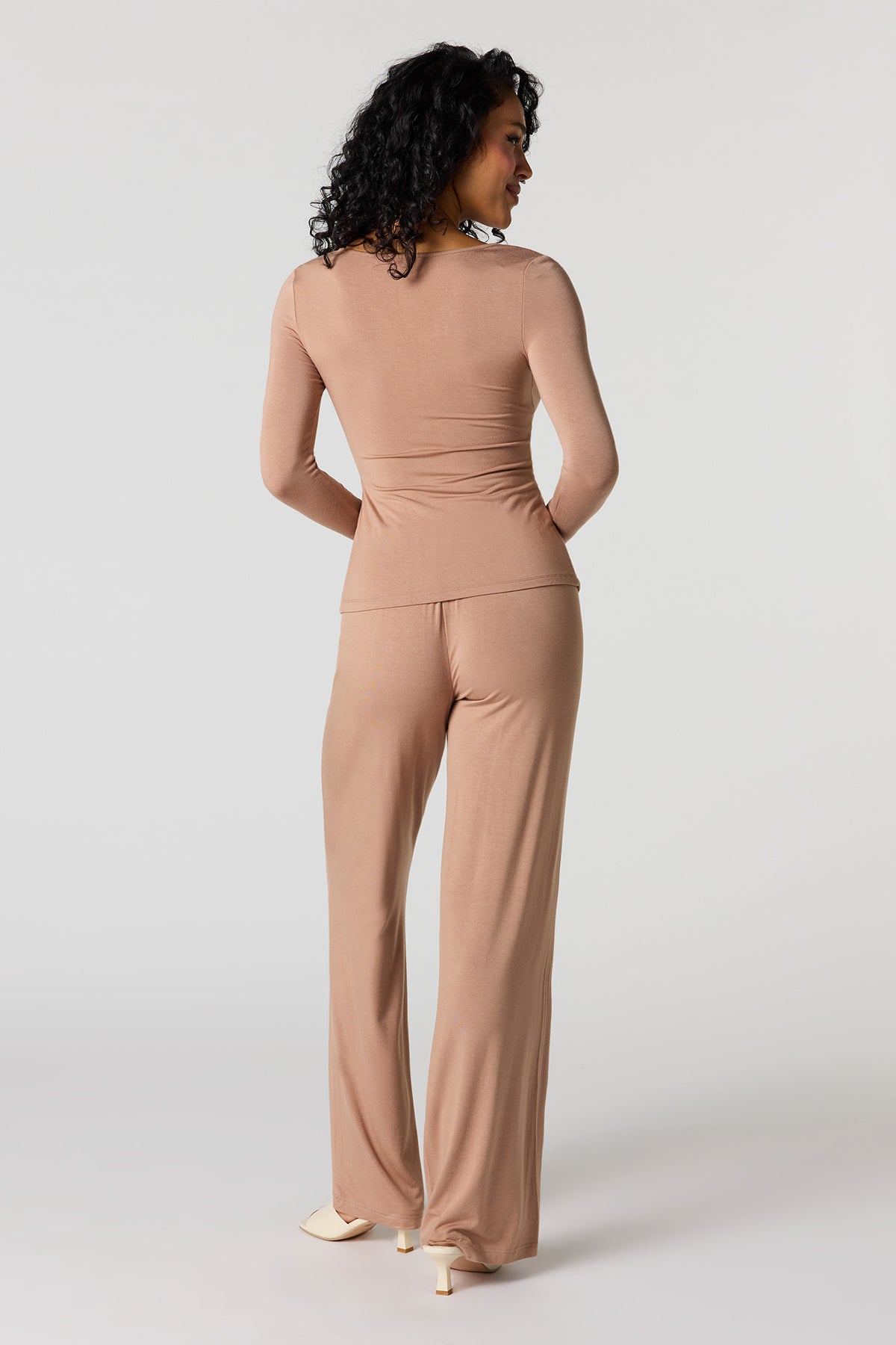 Vue alternative 3. Pantalon à jambe large et taille haute