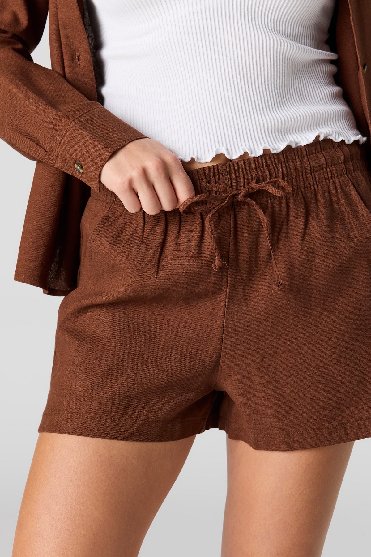 Vue alternative 4. Short en mélange de lin à taille coulissante