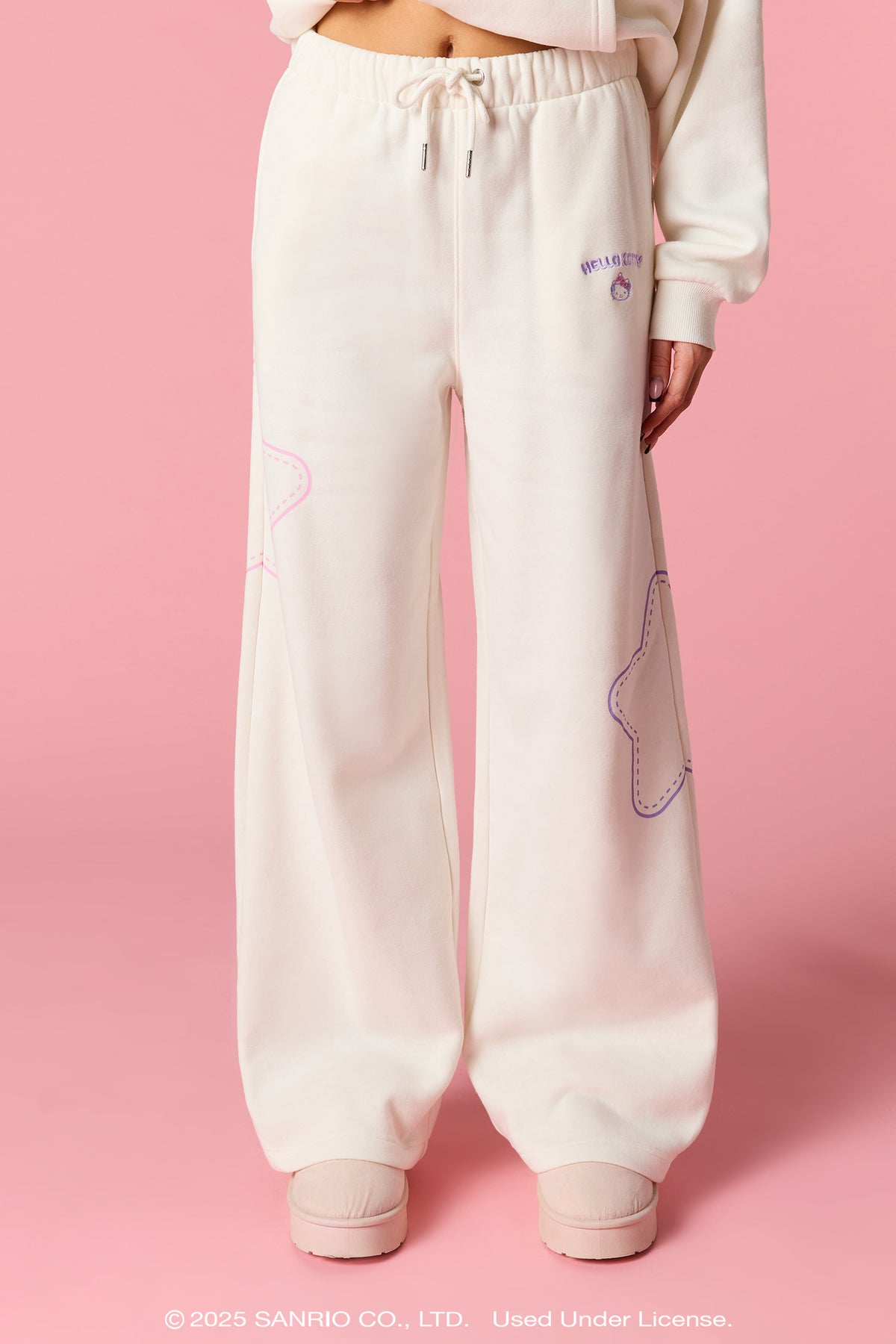 Vue alternative 2. Pantalon d'entraînement en molleton avec motif brodé Hello Kitty® Winter