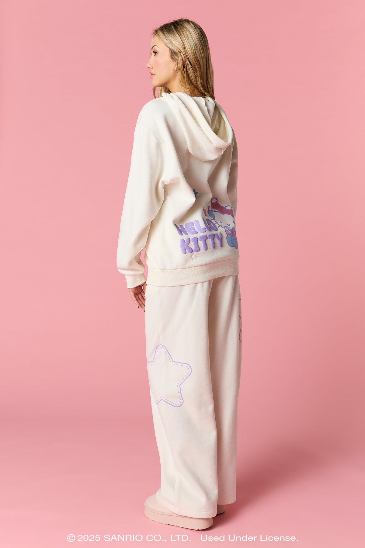 Vue alternative 3. Pantalon d'entraînement en molleton avec motif brodé Hello Kitty® Winter