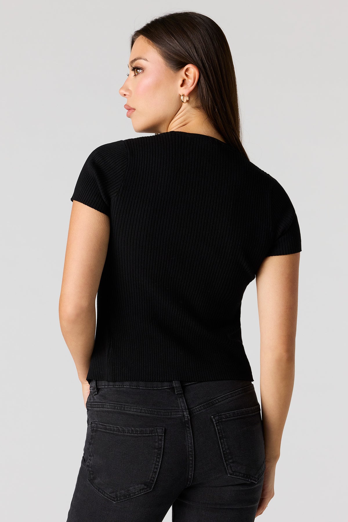 Vue alternative 2. Cardigan en tricot côtelé avec attache et manche courte