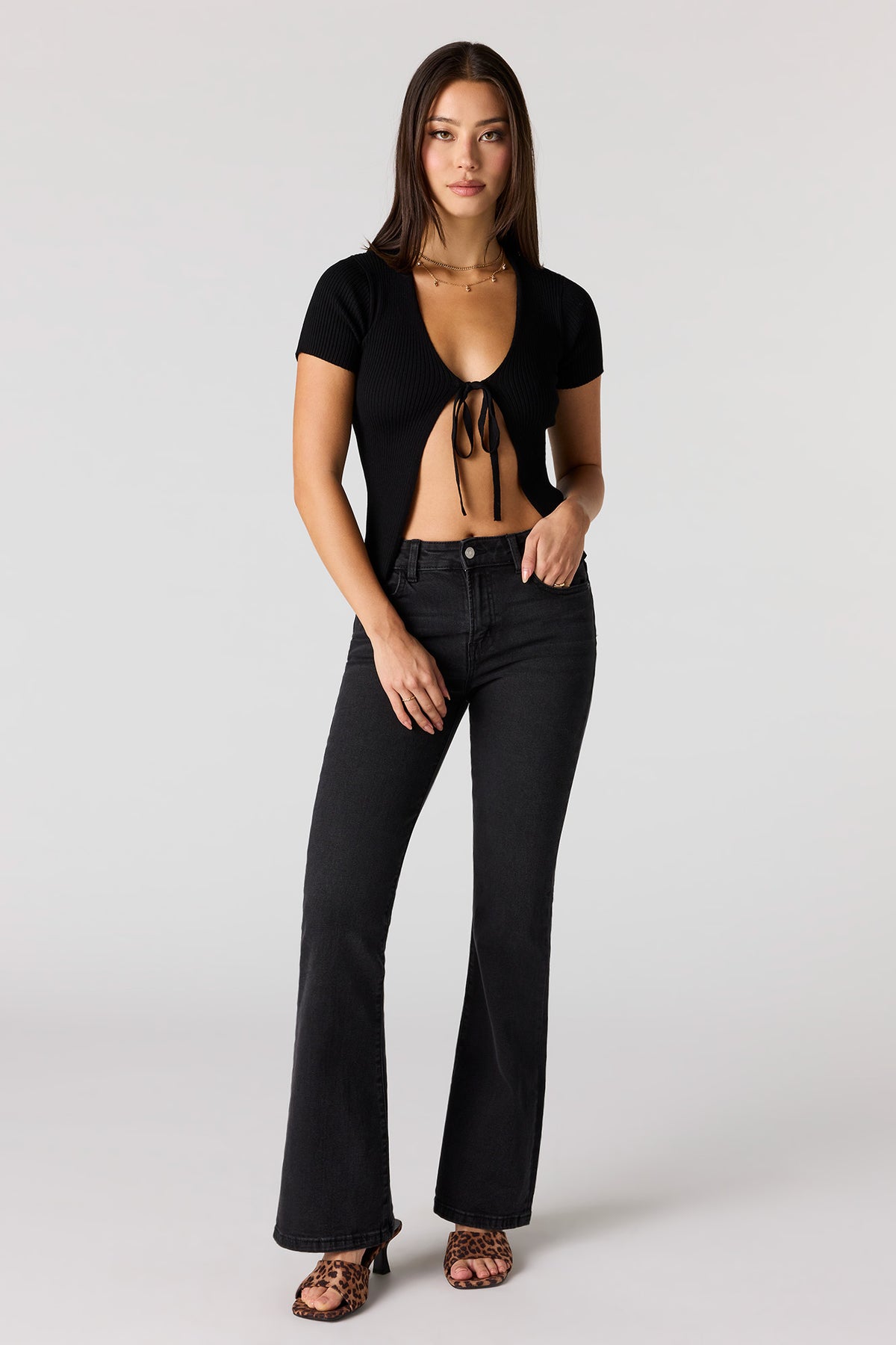 Vue alternative 3. Cardigan en tricot côtelé avec attache et manche courte