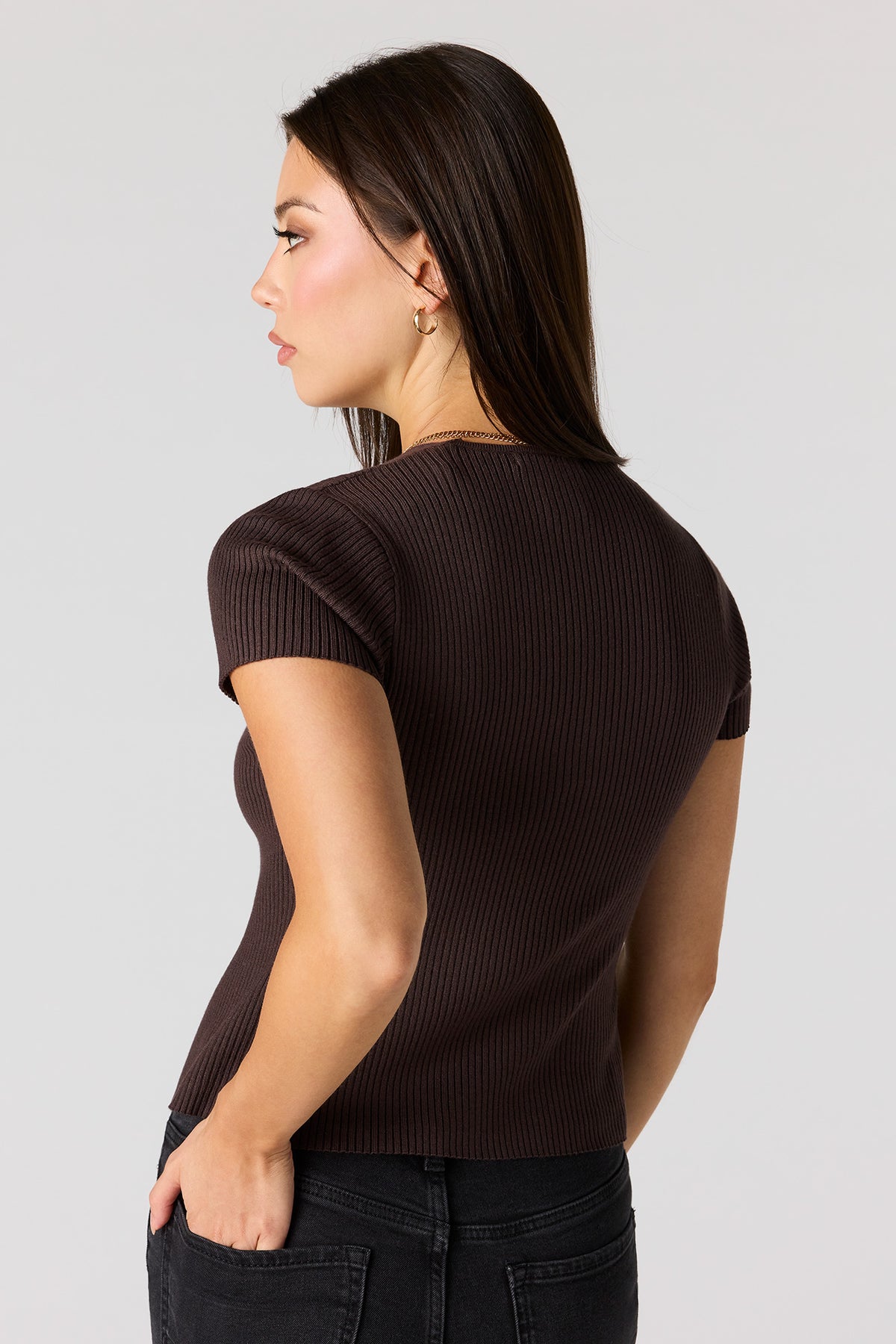 Vue alternative 2. Cardigan en tricot côtelé avec attache et manche courte