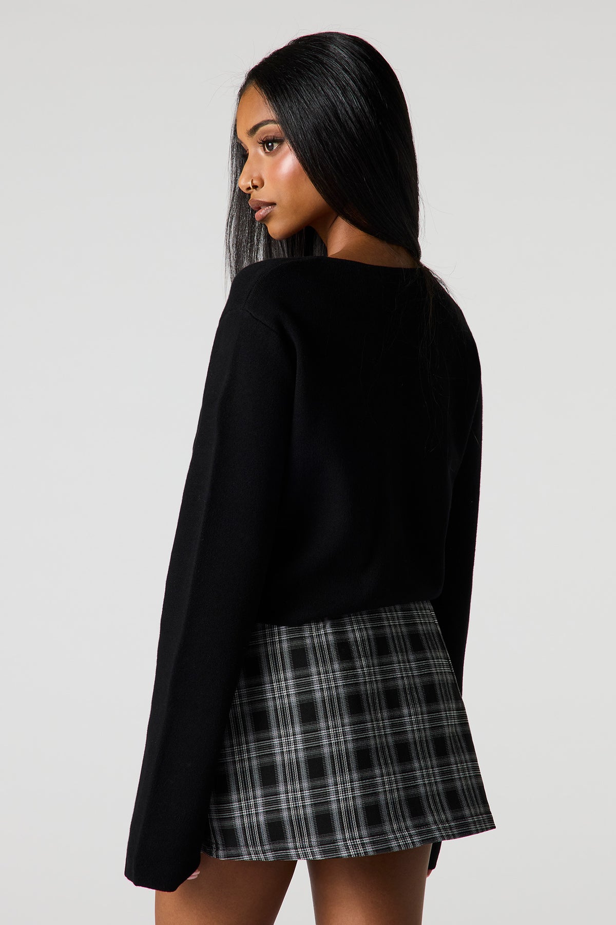 Vue alternative 2. Cardigan ras du cou boutonné en tricot