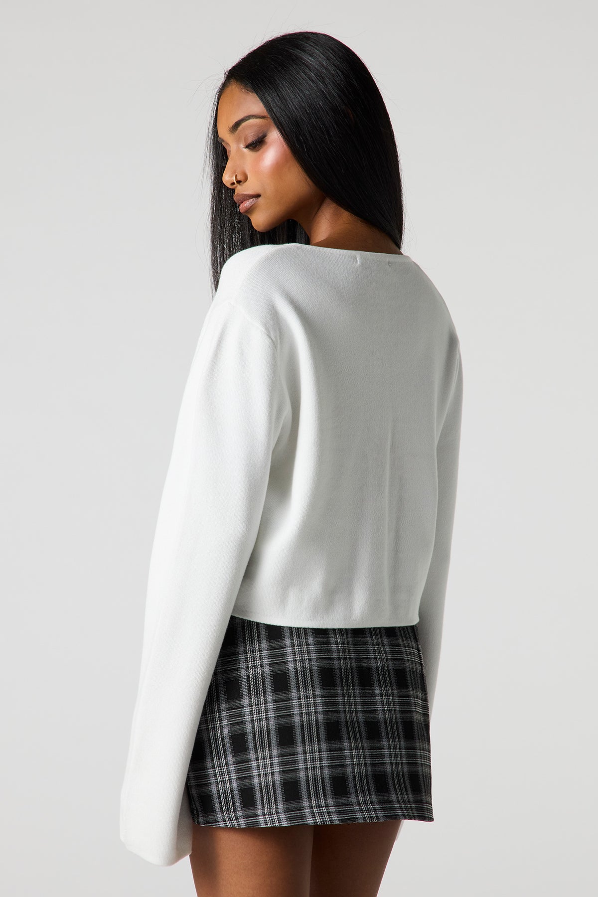 Vue alternative 2. Cardigan ras du cou boutonné en tricot