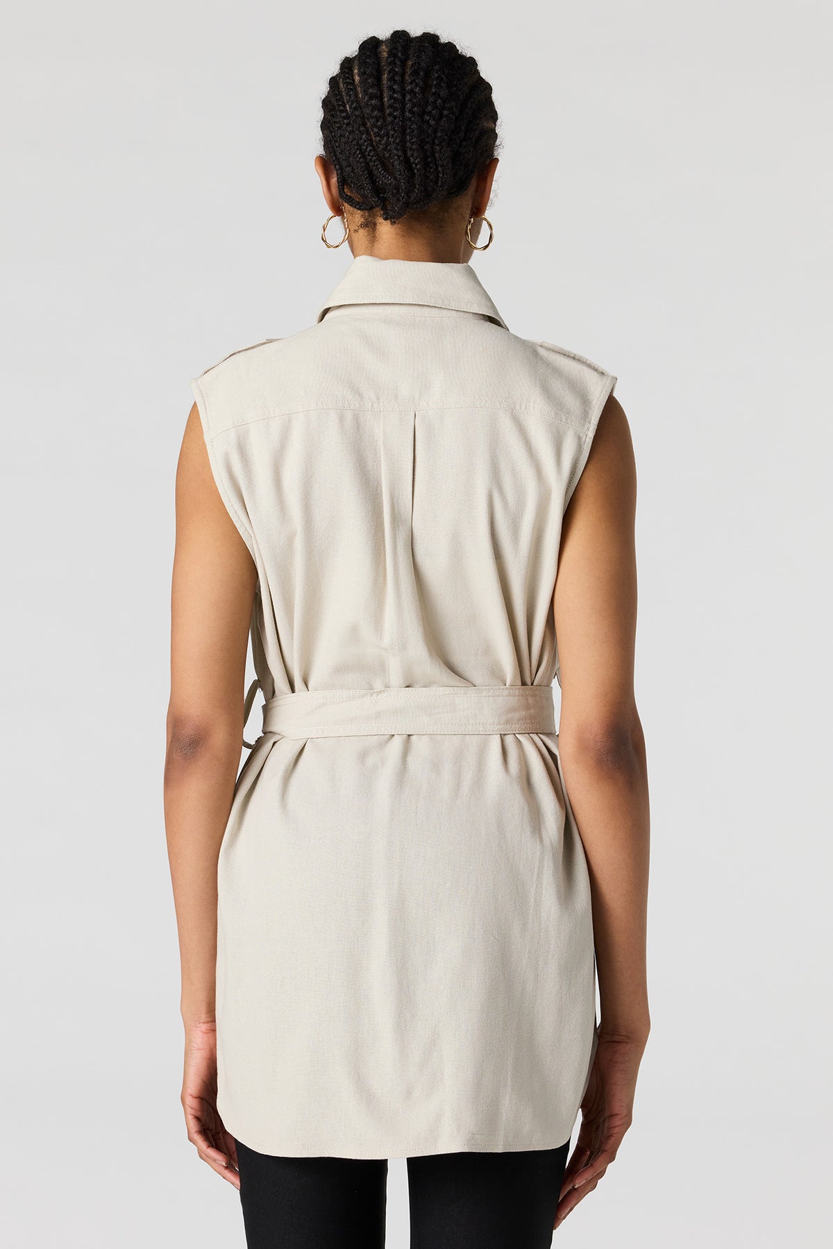 Vue alternative 2. Gilet boutonné avec col