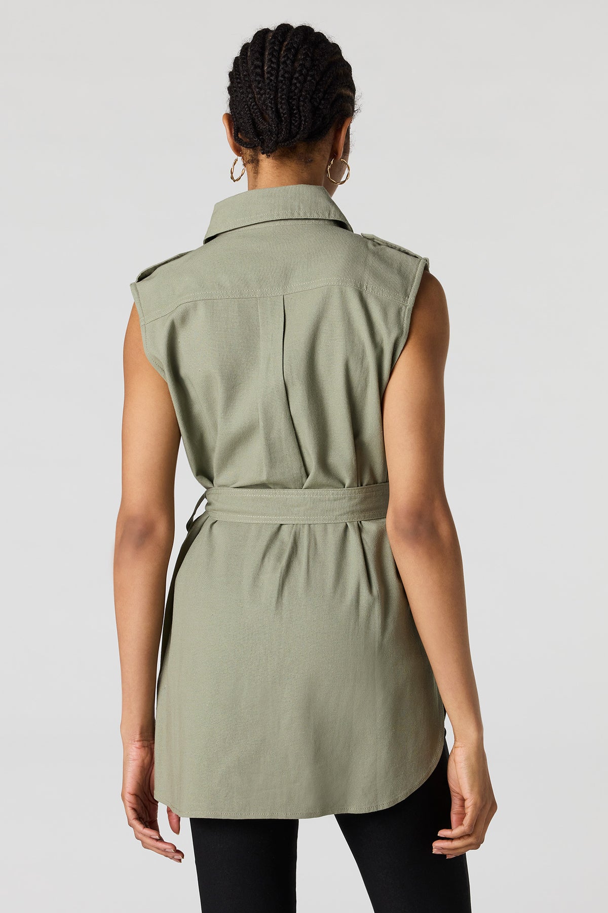 Vue alternative 2. Gilet boutonné avec col