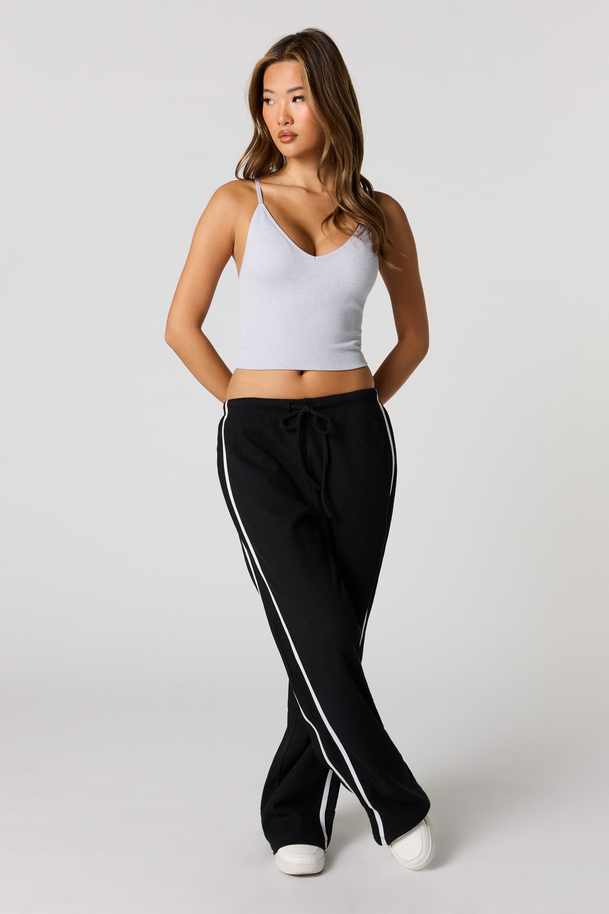 Vue alternative 3. Camisole côtelée sans couture à encolure en V avec soutien-gorge intégré