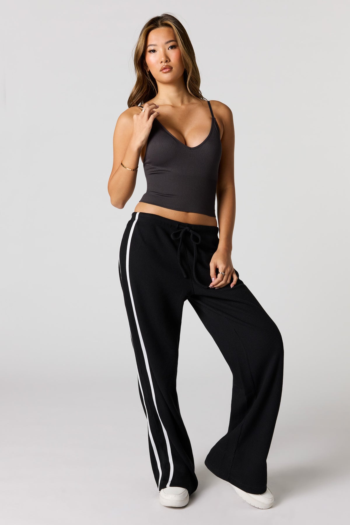 Vue alternative 3. Camisole côtelée sans couture à encolure en V avec soutien-gorge intégré