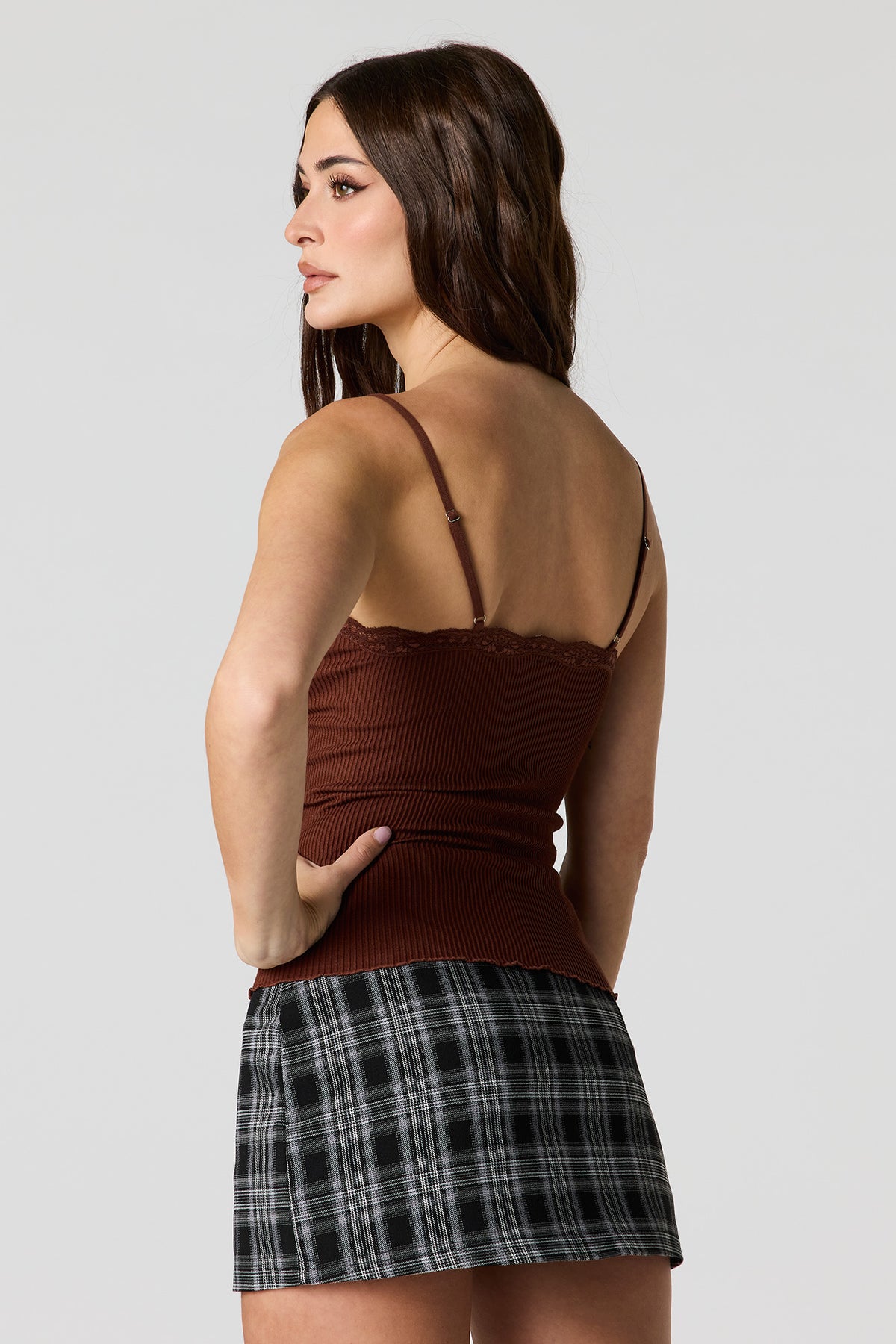 Vue alternative 2. Camisole côtelée sans couture avec liséré de dentelle