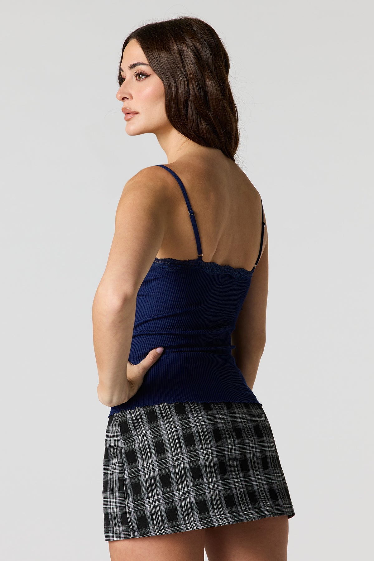 Vue alternative 2. Camisole côtelée sans couture avec liséré de dentelle