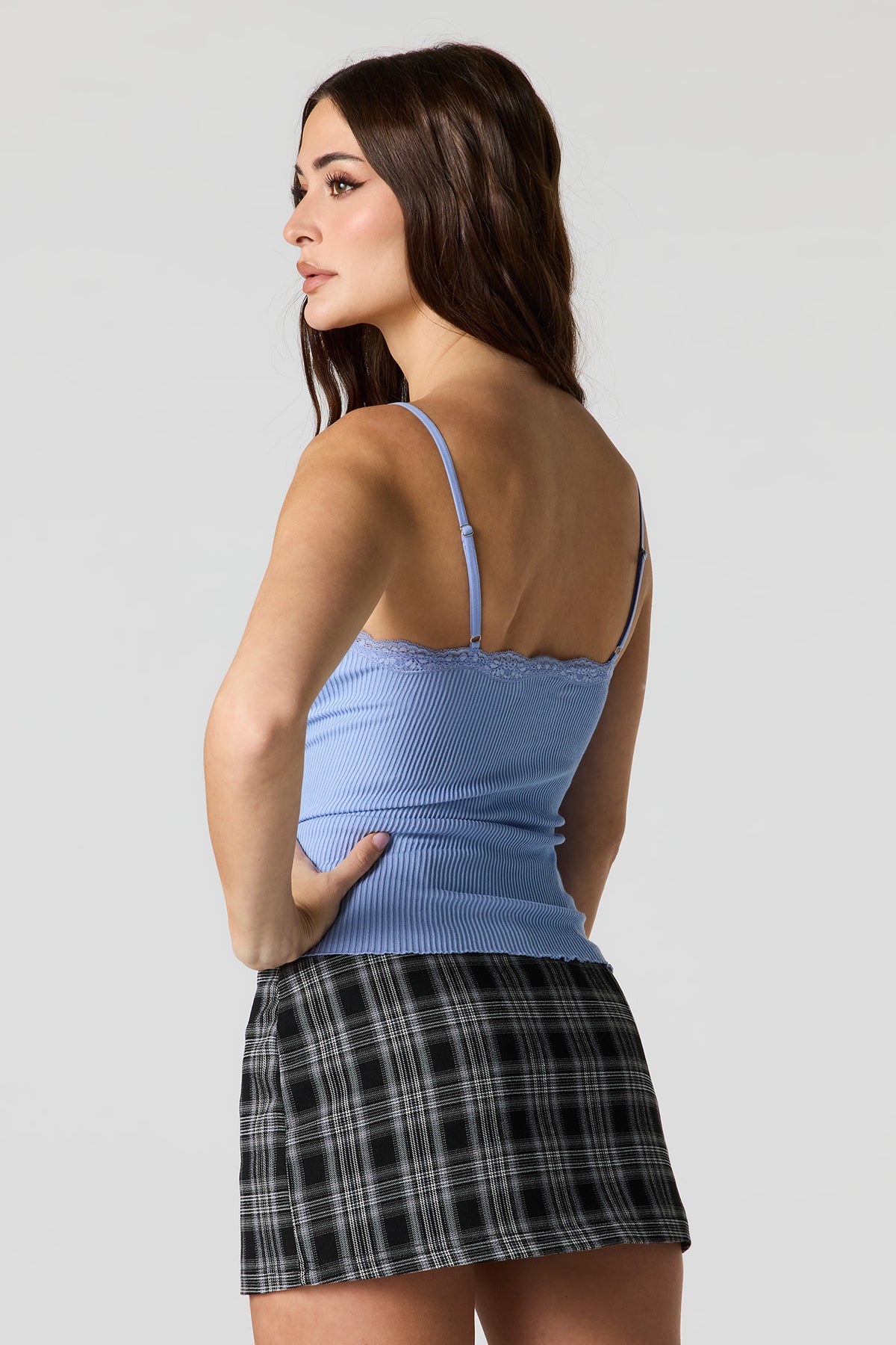 Vue alternative 2. Camisole côtelée sans couture avec liséré de dentelle