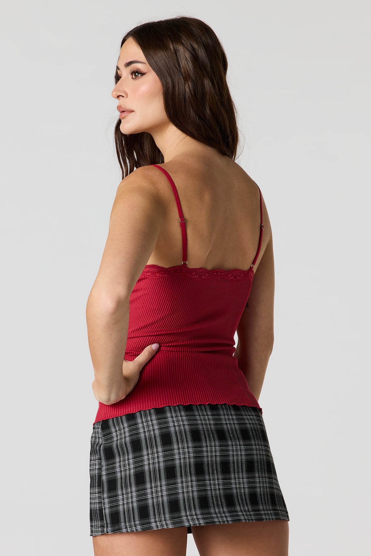 Vue alternative 2. Camisole côtelée sans couture avec liséré de dentelle