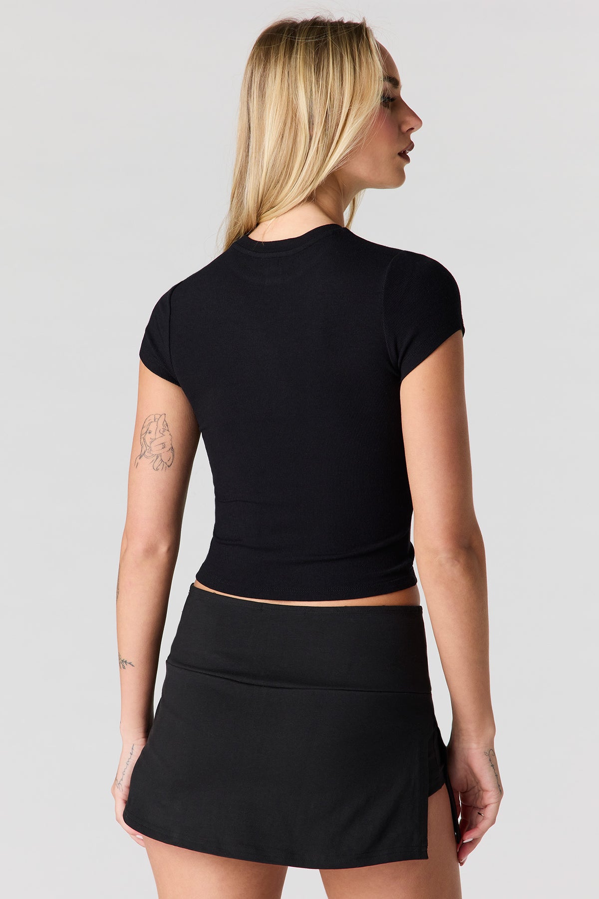 Vue alternative 2. T-shirt ultracourt côtelé