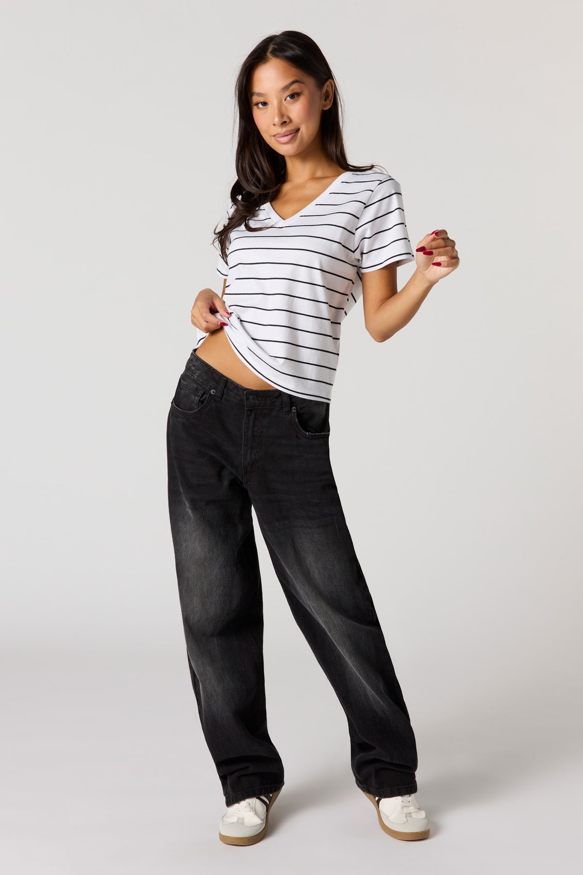 Alt View 3. Relaxed V-Neck T-Shirt - Black with White