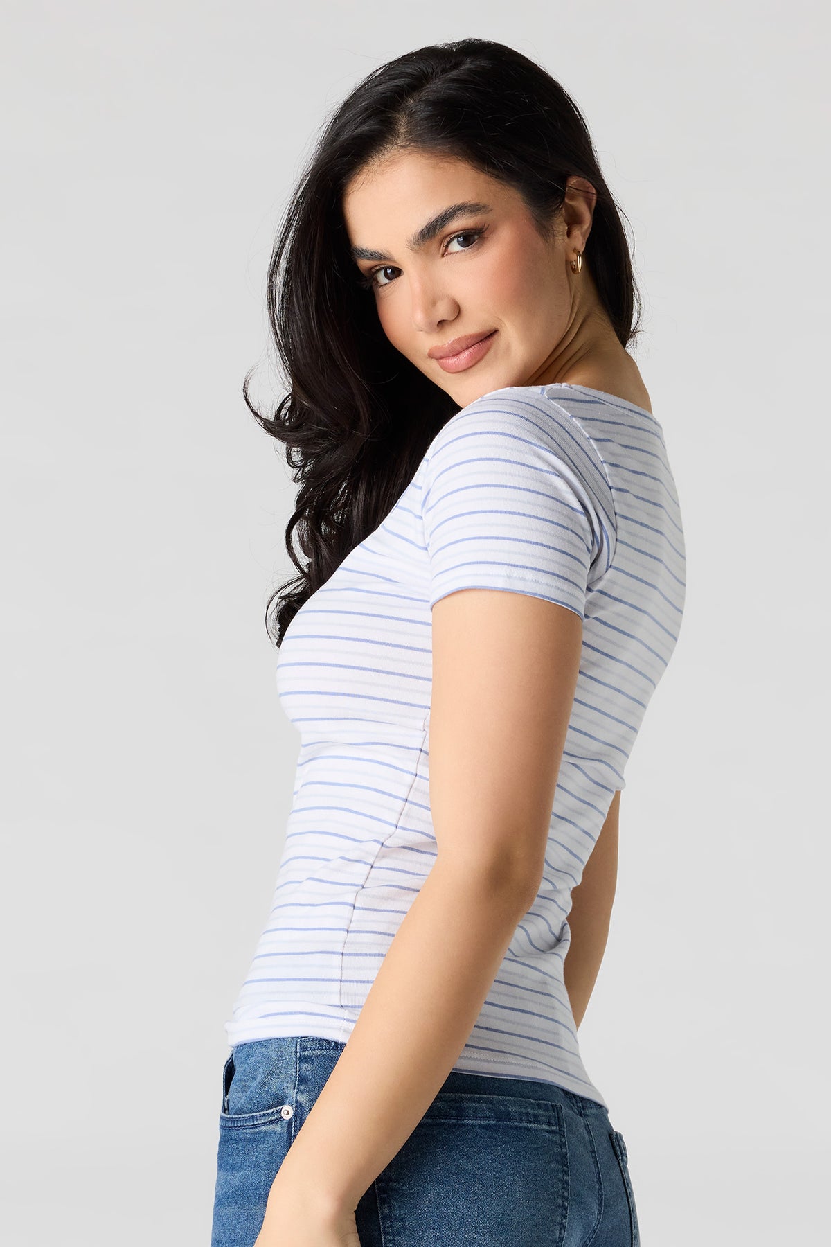 Vue alternative 2. T-shirt à encolure carrée